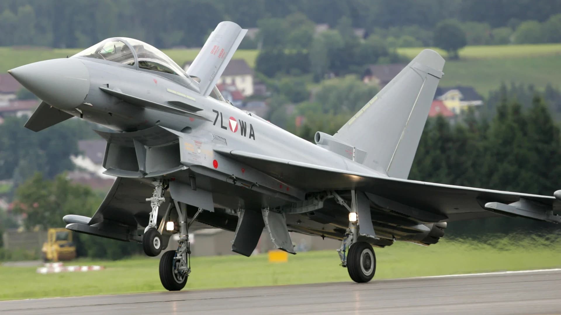 Österreichs erster Eurofighter bei der Landung in Zeltweg